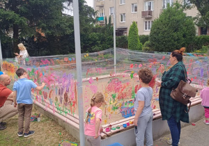 Dzieci malują na folii