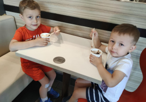 Dwóch chłopców je lody