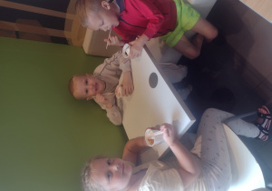 Troje dzieci je lody