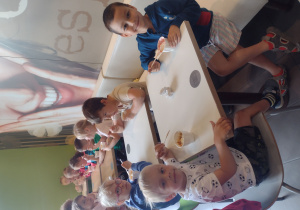 Dzieci z grupy IV jedzą lody