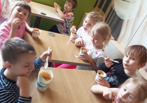 Dzieci z grupy III jedzą lody