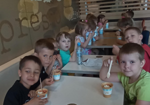 Dzieci z grupy III jedzą lody