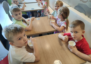 Dzieci z grupy II jedzą lody