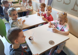 Dzieci z grupy II jedzą lody