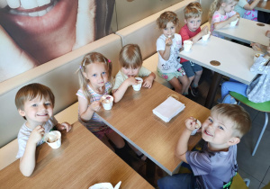 Dzieci jedzą lody