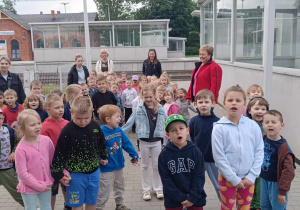 Dzieci z grupy I, II i III na dworcu w Pabianicach