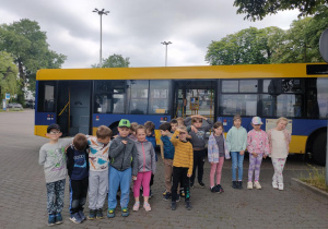 Dzieci z grupy V przy autobusie miejskim