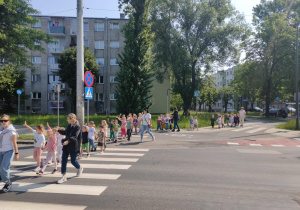 Przedszkolaki przechodzą przez pasy