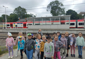 Dzieci z grupy V przed pociągiem