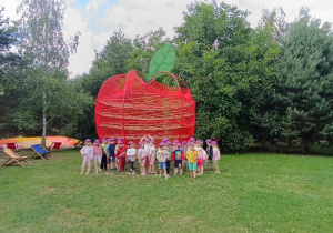 Dzieci przed dużym wspinaczkowym jabłkiem