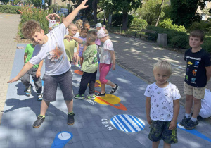 Dzieci z grupy czwartej podczas spaceru na skwerku