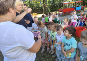 Dzieci z grupy I otrzymują medale