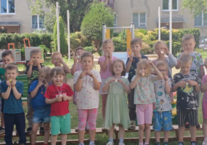 Dzieci z grupy trzeciej z medalami