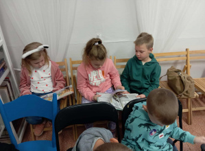 Grupa Biedronek w Bibliotece Miejskiej