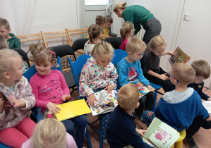 Dzieci oglądają książeczki w bibliotece