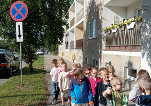 Dzieci z grupy IV podczas spaceru