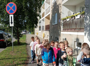 Lekcja o bezpieczeństwie na drodze w grupie Biedronek