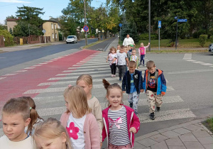 Dzieci z grupy IV podczas spaceru