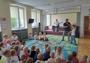 Dzieci podczas koncertu i śpiewania szant