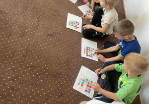Dzieci z grupy IV grają w kropkowe bingo