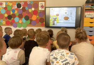 Dzieci z grupy IV podczas oglądania filmu o kropce