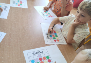 Dzieci z grupy IV grają w kolorowe bingo