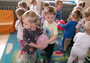 Dzieci tańczą z balonem w parach