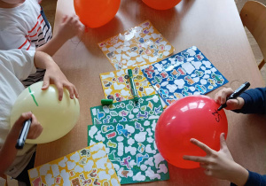 Dzieci ozdabiają swoje balony