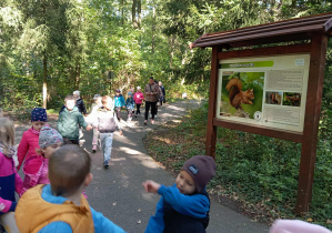 Dzieci podczas spaceru w parku