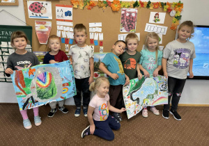 Dzieci z obrazami parku wykonanymi w grupach