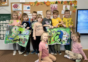 Dzieci z obrazami parku wykonanymi w grupach