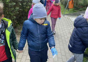 Dzieci z grupy IV zbierają śmieci