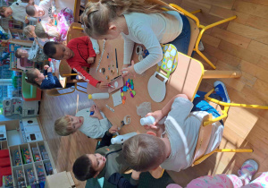 Dzieci ozdabiają swoje butelki