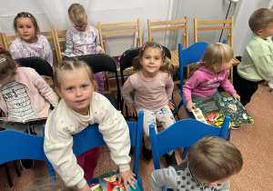 Dzieci przeglądaja książki biblioteczne
