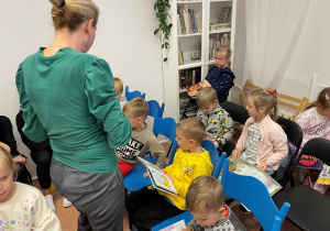 Dzieci przeglądaja książki biblioteczne