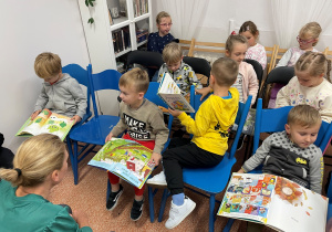 Dzieci przeglądaja książki biblioteczne