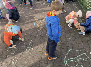 Zabawy w ogrodzie grupy Biedronek