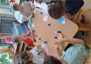 Dzieci z grupy III wyklejają serduszka