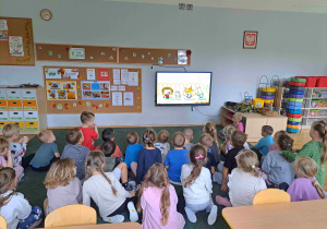 Dzieci z grupy III i IV oglądają bajkę o przyjaźni