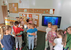 Dzieci z grupy III przytulają się w trzy osoby