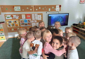 Dzieci z grupy III formują się w ławicę jak ryby