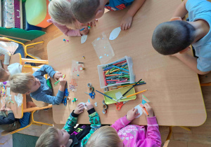 Dzieci z grupy III wykonują rybki