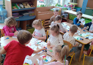Dzieci z grupy IV wykonują rybki