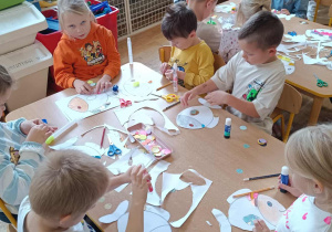Dzieci z grupy IV wykonują rybki