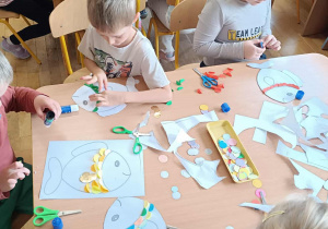 Dzieci z grupy IV wykonują rybki