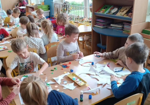 Dzieci z grupy IV wykonują rybki