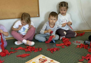 Dzieci z grupy II wykonują serduszka z folii i bibuły