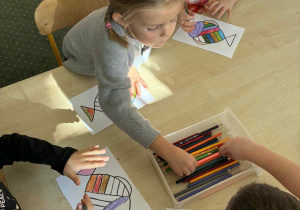 Dzieci z grupy II ozdabiają rybki