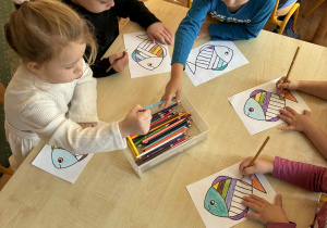 Dzieci z grupy II ozdabiają rybki