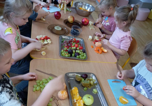 Dzieci kroją owoce do szaszłyków